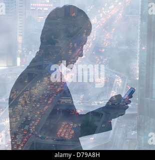 Jeune couple, double exposition sur la ville du trafic nocturne Banque D'Images