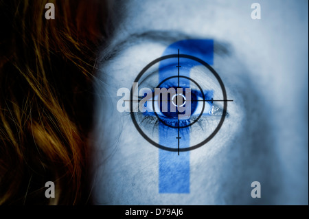 Women's eye avec réticule et logo de Facebook, la protection de données avec Facebook , Frauenauge Facebook-Logo und mit Fadenkreuz, Daten Banque D'Images