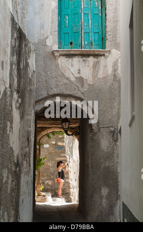 Un touriste explore une ruelle dans la vieille ville de Naxos, l'île de Naxos, Cyclades, Grèce Banque D'Images