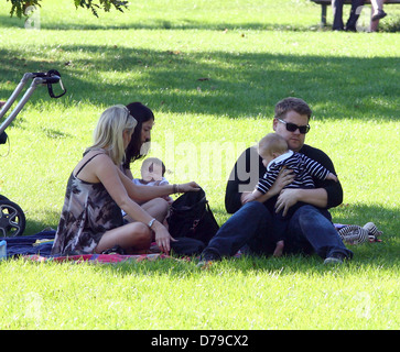 James Corden avec son épouse Julia Carey et bébé le soleil brille, à un parc de Primrose Hill à Londres, Angleterre - amis Banque D'Images