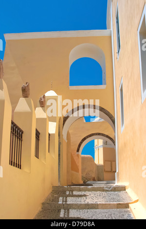 Rue colorés avec de long escalier ancien et architecture traditionnelle sur l'île de Santorin à Fira, Grèce Banque D'Images