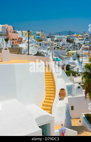 Paysage de l'AEIE ville avec des maisons traditionnelles sur l'île de Santorin, Grèce. Grand escalier jaune au centre du bâtiment blanc Banque D'Images