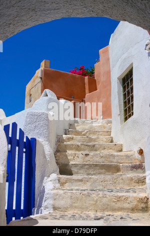 Rue colorés avec de long escalier ancien et architecture traditionnelle sur l'île de Santorin à Fira, Grèce Banque D'Images