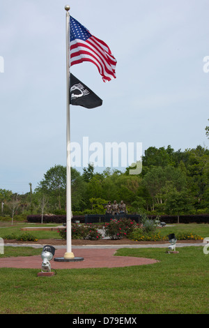 Drapeaux avec une distribution de trois soldats en arrière-plan au Veterans Memorial Plaza, Apalachicola, Florida, USA Banque D'Images