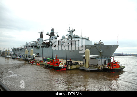 L'un des plus grands navires de la Marine royale est à Liverpool pour une visite de six jours dans la ville. L'Albion, un 18 000 tonnes Banque D'Images