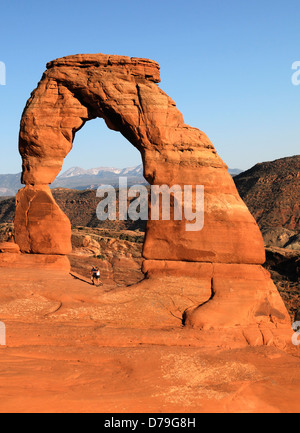 Delicate Arch au coucher du soleil Parc National Arches dans l'Utah en grès rouge rock formation lueur brillant Banque D'Images