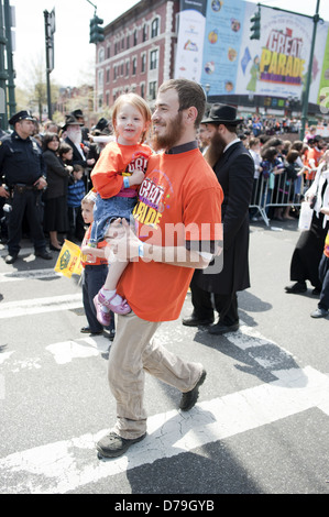 60Th annual 'Grand Parade' pour la fête juive de Lag Ba' Omer dans la section de Crown Heights de Brooklyn, le 28 avril 2013. Banque D'Images