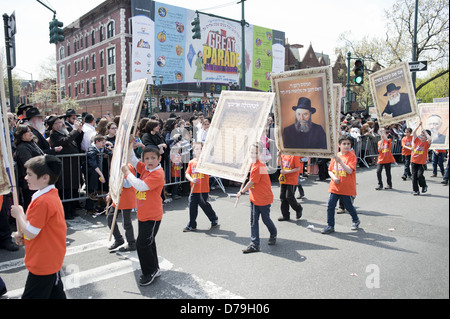 60Th annual 'Grand Parade' pour la fête juive de Lag Ba' Omer dans la section de Crown Heights de Brooklyn, le 28 avril 2013. Banque D'Images