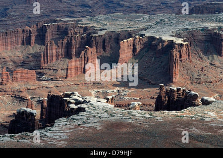 Jante blanc Île dans le ciel vu de la section de la rivière verte donnent sur Canyonlands National Park Utah scenic paysage désertique Banque D'Images