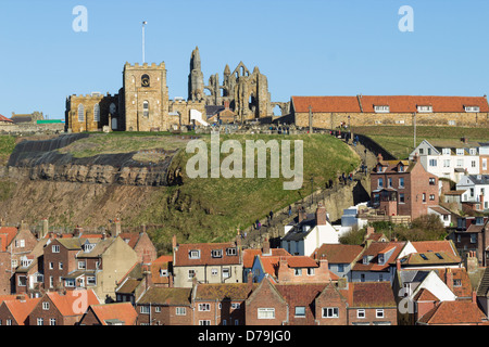 Vue sur Whitby vers l'abbaye, l'église St Mary et 199 étapes. Whitby, North Yorkshire, England, UK Banque D'Images