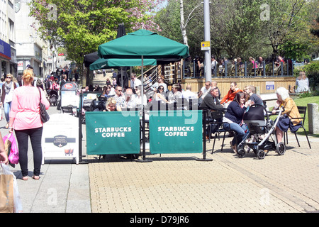 Open air café Starbucks à Plymouth, Devon, Angleterre, Royaume-Uni. Mai 2013 Banque D'Images