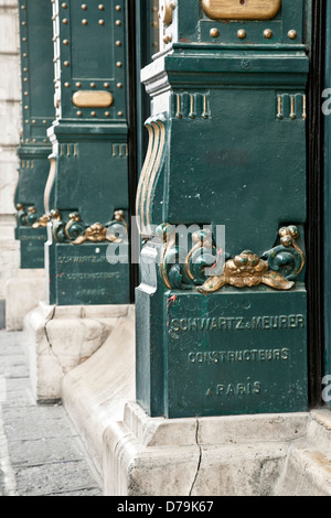 Base de colonne en fonte doré le français parisien style Porfirian fabriqués Edificio de la Ciudad de Mexico Puebla Mexique Banque D'Images