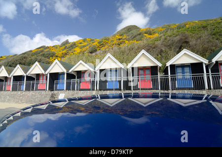 Cabines colorées à Boscombe Dorset Banque D'Images