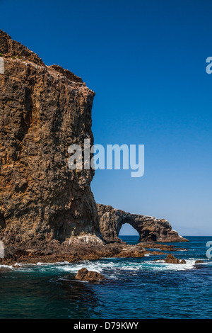 Arch Rock à une extrémité de l'île East Anacapa ; c'est l'icône rock à Channel Islands National Park, California, USA Banque D'Images