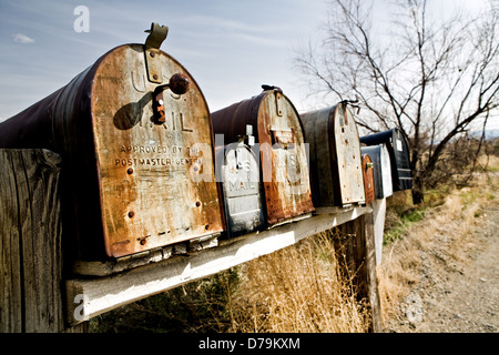 Old vintage boîtes aux lettres dans les régions rurales du Mid West des États-Unis, fin soleil Banque D'Images