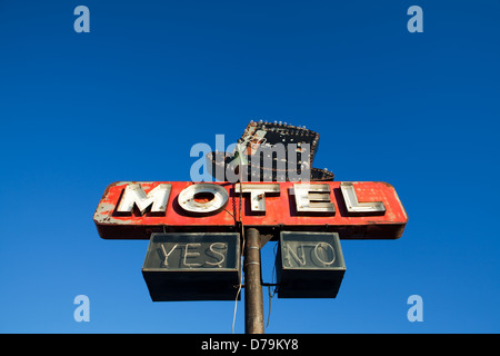 Motel sign - motel abandonné style retro contre ciel bleu clair Banque D'Images