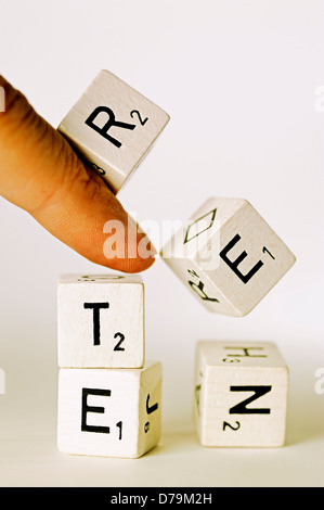 Lettre tomber avec tour de course, les pensions de retraite non sécuritaires , Umstürzender Buchstabenturm Rente-Schriftzug unsichere mit, Ren Banque D'Images