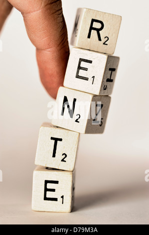 Lettre tomber avec tour de course, les pensions de retraite non sécuritaires , Umstürzender Buchstabenturm Rente-Schriftzug unsichere mit, Ren Banque D'Images