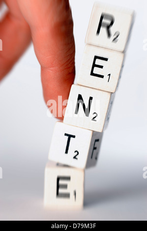 Lettre tomber avec tour de course, les pensions de retraite non sécuritaires , Umstürzender Buchstabenturm Rente-Schriftzug unsichere mit, Ren Banque D'Images