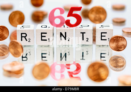 Lettres de cube avec le mot pension de retraite, en commençant à l'âge de 65 ans , Würfelbuchstaben mit dem Wort Rente, Rentenbeginn Banque D'Images