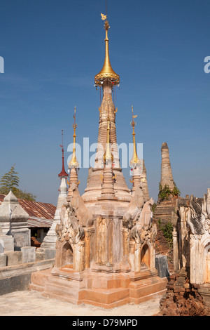 L'un des nombreux stupas à la pagode Shwe Indein, Indein, l'État de Shan, Myanmar (Birmanie), Banque D'Images