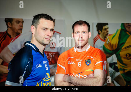 1er mai 2013, Belfast, Irlande du Nord. Les joueurs de Cavan et Armagh County équipes aident à Ulster GAA lancer la saison 2013 Banque D'Images