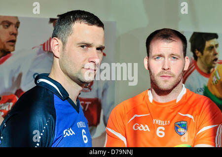 1er mai 2013, Belfast, Irlande du Nord. Les joueurs de Cavan et Armagh County équipes aident à Ulster GAA lancer la saison 2013 Banque D'Images