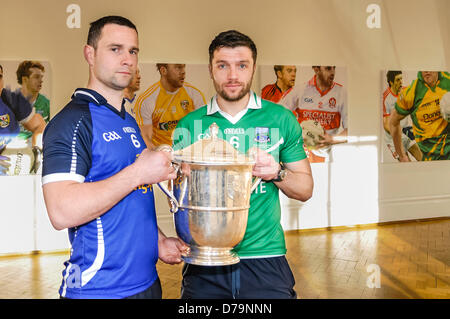 1er mai 2013, Belfast, Irlande du Nord. Les joueurs du comté de Fermanagh, Cavan et maintenez le Anglo-Celt équipes tasse comme Ulster GAA lance la saison 2013 Banque D'Images