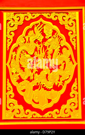 Dragon sur porte avec style chinois Banque D'Images