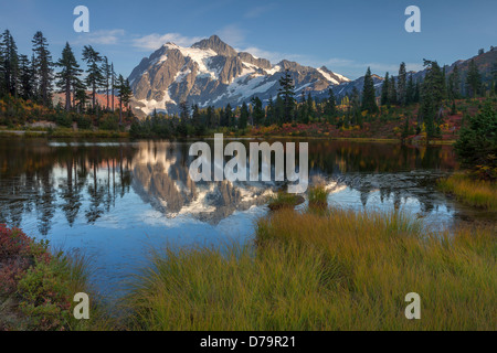 Mont Baker-Snoqualmie National Forest, Washington : Mt Shuksan réfléchissant sur Photo Lac dans la lumière du soir Banque D'Images