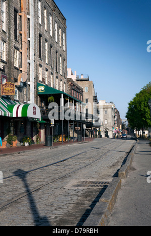 Une vue de la rue de la rivière historique de Savannah, Géorgie Banque D'Images