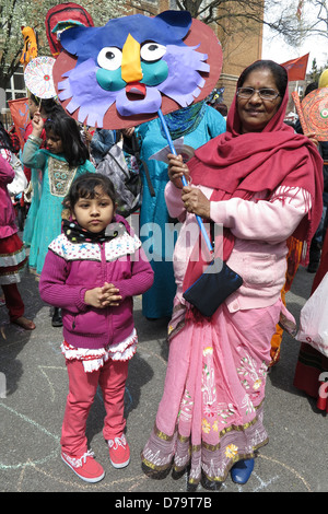 Les familles préparent à mars en bengali, Parade du Nouvel An peu Bangladesh, section de Kensington, Brooklyn, NY, 2013. Banque D'Images