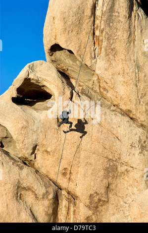 Rock climber à Joshua Tree National Monument situé en Californie Banque D'Images