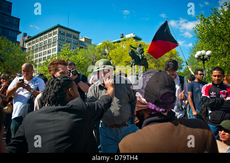 Mercredi, Mai 1, 2013, New York, NY, États-Unis : deux personnes discuter des lois sur l'immigration des États-Unis que les manifestants se rassemblent à New York's Union Square pour marquer la Journée internationale du Travail, également connu sous le nom de jour de mai. Banque D'Images