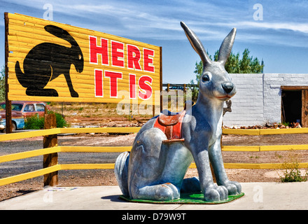 'Ici il n'est' signes et le Jack Rabbit icônes Poste de traite le long de la vieille route 66 ; entre Holbrook et Winslow Arizona. Banque D'Images