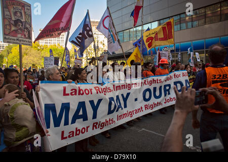 Mercredi, Mai 1, 2013, New York, NY, US : les droits des travailleurs manifestants mars sur Broadway vers l'hôtel de ville après un rassemblement à New York's Union Square pour marquer la Journée internationale du Travail, également connu sous le nom de jour de mai. Banque D'Images