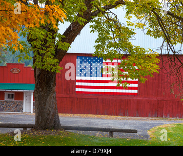 Chelan County, Washington : grange rouge historique avec un drapeau américain peint sur le côté Banque D'Images