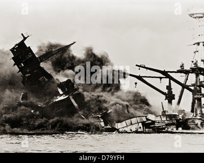 Brûler les navires naufrage Après attaque sur Pearl Harbor Banque D'Images