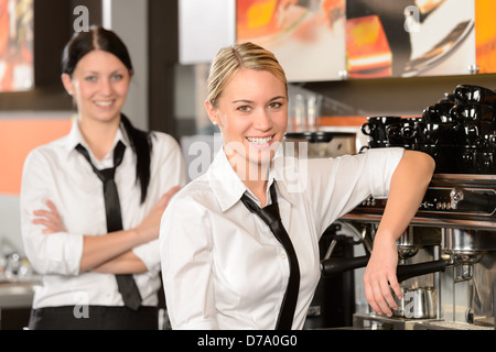 Deux femmes posant dans coffee house en uniforme Banque D'Images