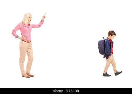 Portrait d'une mère en colère en criant à son fils, isolé sur fond blanc Banque D'Images