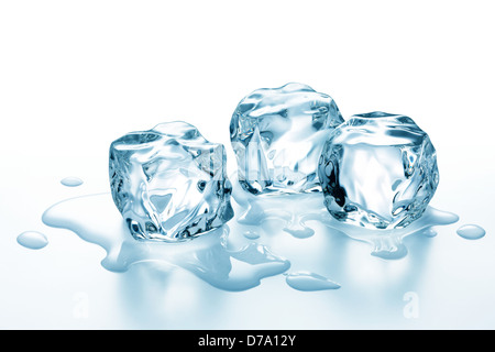 Trois cubes de glace fondu sur la surface blanche Banque D'Images