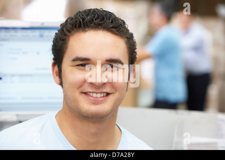 L'homme à l'ordinateur dans l'entrepôt de distribution Banque D'Images
