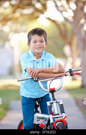 Boy Riding Bike sur le chemin Banque D'Images