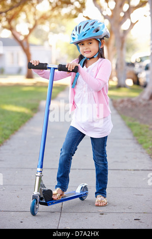 Girl Riding Scooter Casque de sécurité Banque D'Images