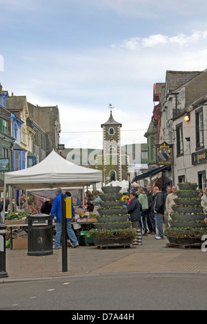 KESWICK CUMBRIA. ; LE MOOT HALL EN PLACE DU MARCHÉ LE JOUR DU MARCHÉ Banque D'Images