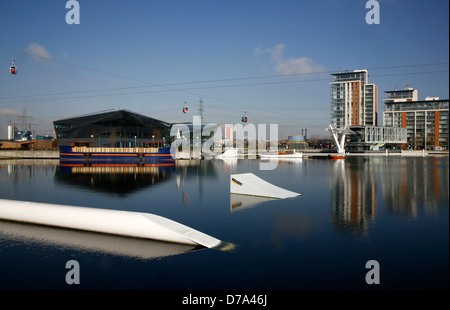 Téléphériques de la compagnie aérienne Emirates crossing sur le Royal Victoria Dock, Canning Town, Londres, UK Banque D'Images