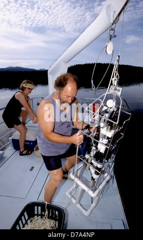 Limnologue USGS le déploiement d'une colonne d'eau multi-paramètres profiler dans Payette lac dans le centre-ouest de l'Idaho. Banque D'Images