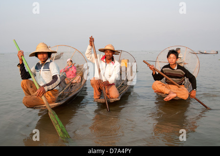 Trois pêcheurs ethnie Intha tôt le matin sur le lac Inle au Myanmar (Birmanie) Banque D'Images