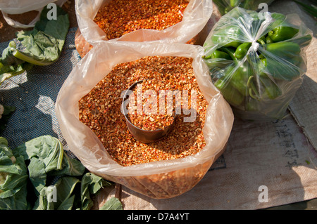 Un grand sac en plastique des flocons de piment séché au marché Inthein lac Inle au Myanmar (Birmanie) Banque D'Images