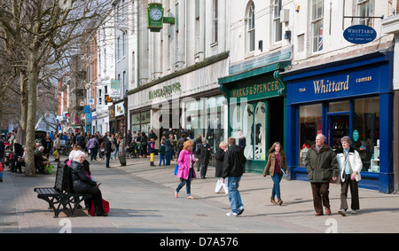 Gens touristes visiteurs amateurs de shopping dans le centre-ville dans Spring Parliament Street York North Yorkshire Angleterre Royaume-Uni GB Grande-Bretagne Banque D'Images